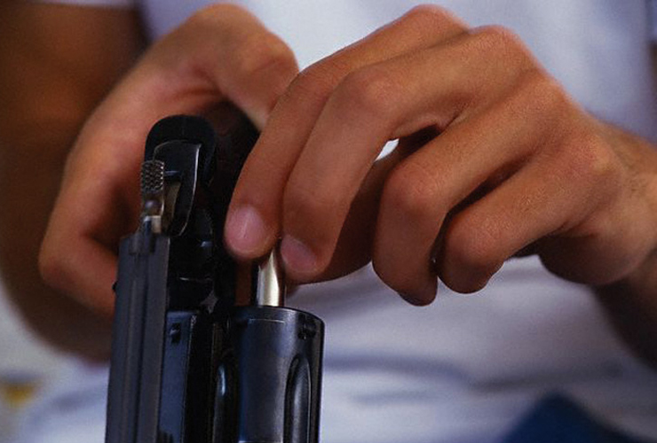 teen-loading-gun
